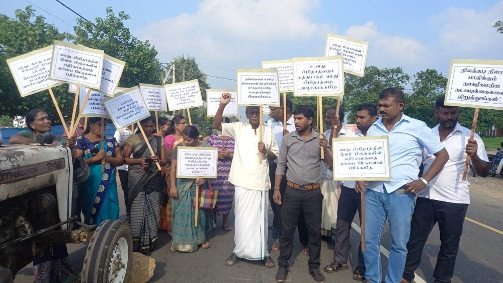 கழிவுகள் கொட்டப்படுவதனை எதிர்த்து போராட்டம்