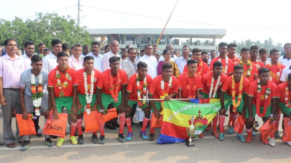 கல்வியிலும், விளையாட்டிலும் சாதனை படைத்த மாணவர்களை புனித சவேரியார் ஆண்கள் கல்லூரி சமூகம் கௌரவித்தது