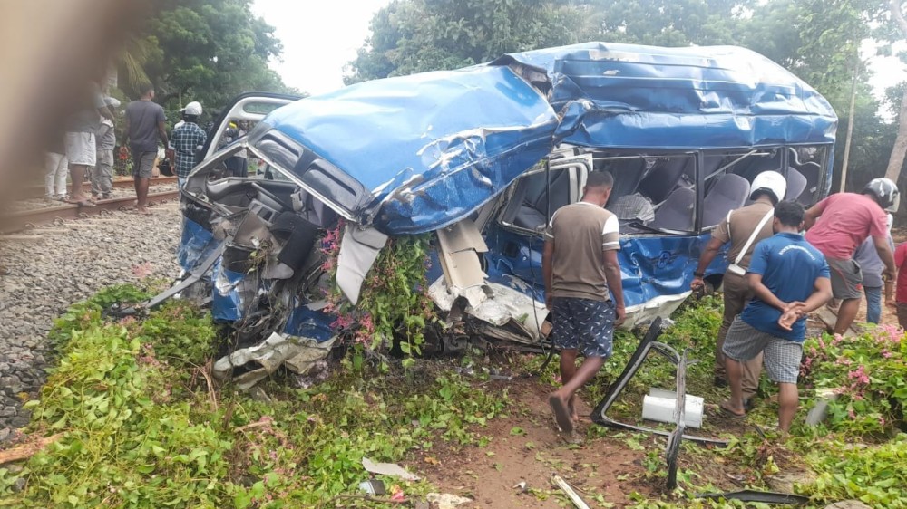 சொகுசு பஸ் -  ரயில் மோதல் - ஒருவர் மரணம்