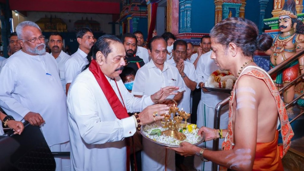 முன்னாள் ஜனாதிபதி வஜிர பிள்ளையார் கோவில்வழிபாட்டில் ஈடுபட்டார்