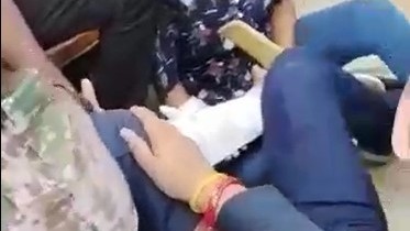 பாதுகாப்பற்ற தொங்கு பாலம் கால் முறிந்த குடும்பப் பெண்