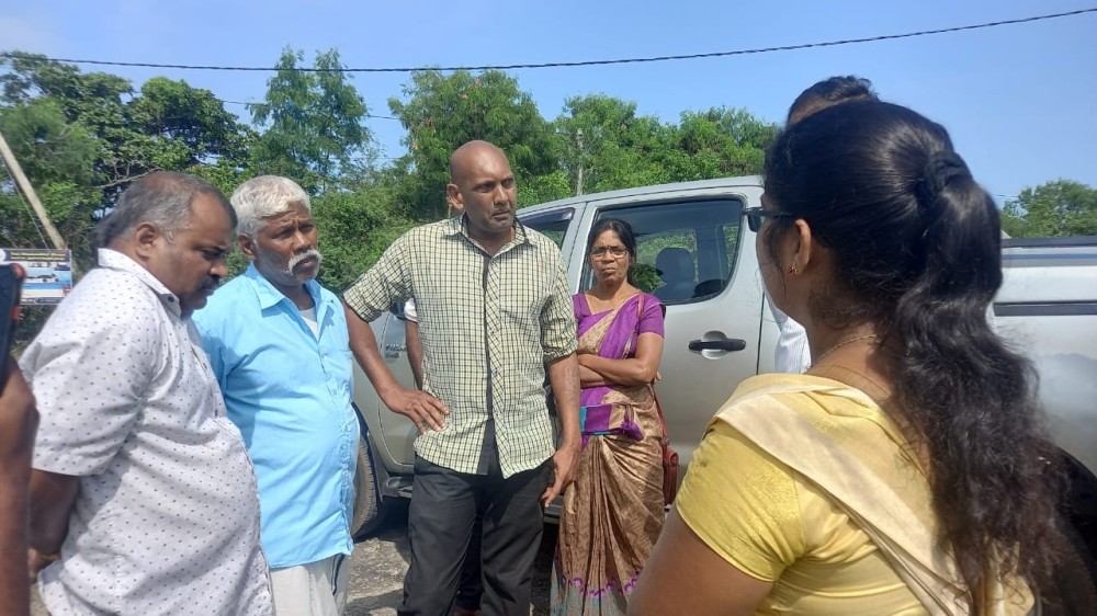 தனியாரின் காணியை கடற்படைக்கு அளக்க வந்தோரை எதிர்த்த மக்கள்