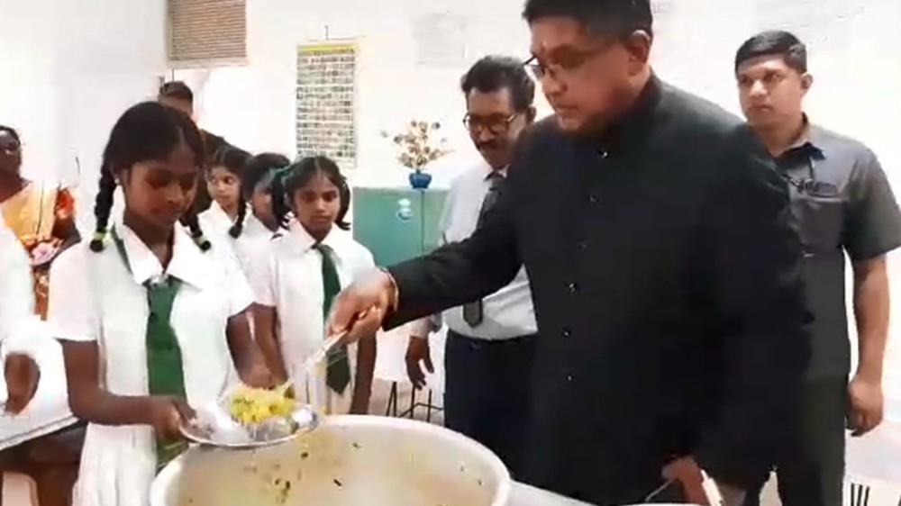 மதிய உணவுத் திட்டத்தை ஆரம்பித்த ஆளுனர்