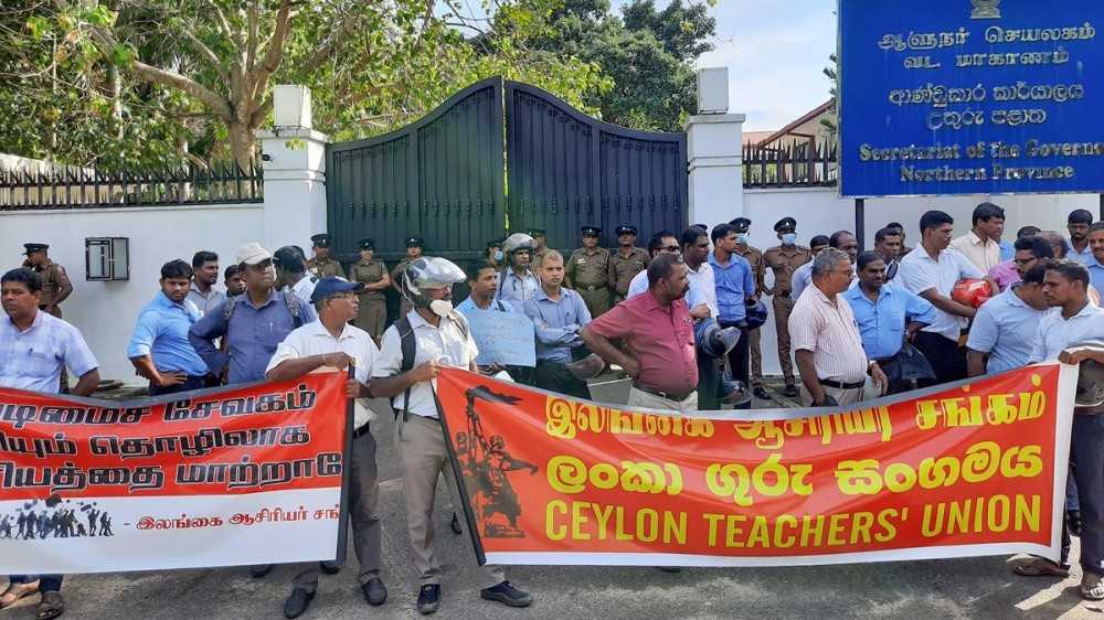 ஆசிரியர் சங்கத்தினர் கவனவீர்ப்பு போராட்டம்