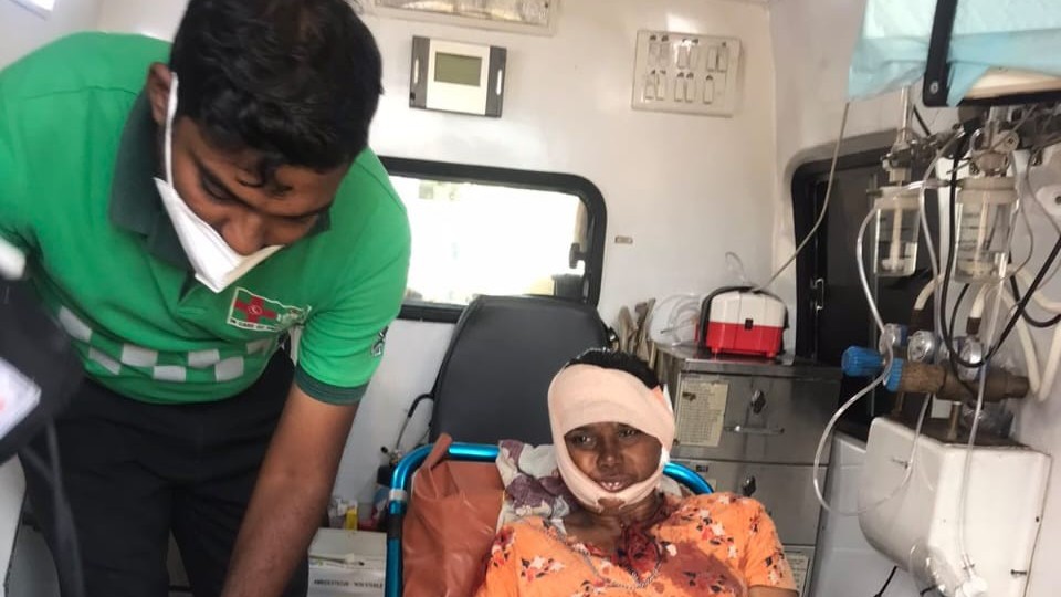 மனைவி, பிள்ளைகளை வாளால் வெட்டிக் காயப்படுத்திய குடும்பஸ்தர்