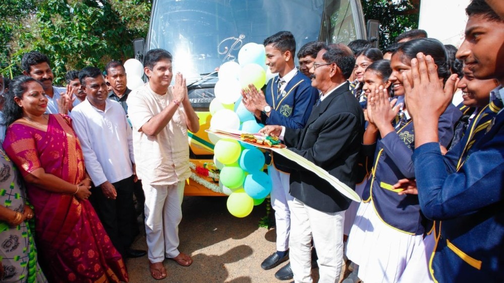 அன்பளிக்கப்பட்ட பாடசாலை பஸ்