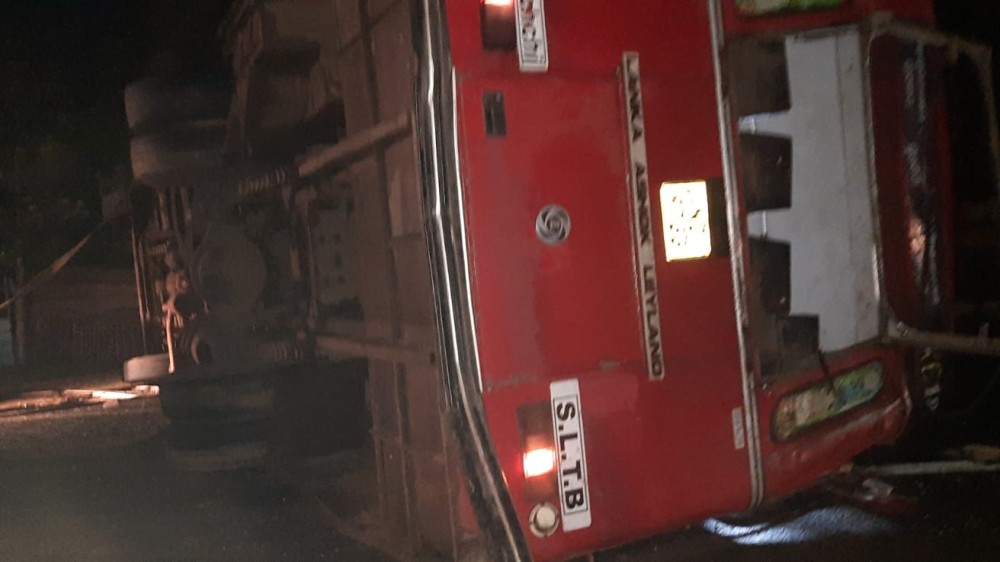 அதிவேகத்தால் விபத்தில் சிக்கிய அரச பேருந்து