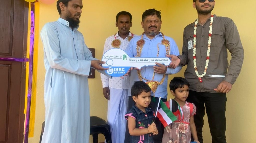 அமைச்சர்  காதர் மஸ்தானால் கையளிக்கப்பட்ட வீடுகள்