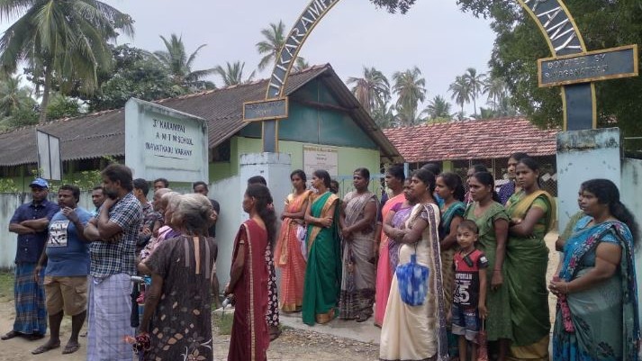 பாடசாலை அதிபர் மாற்றத்திற்கு மாணவர் பகிஷ்கரிப்பு - பெற்றார் வழிமறிப்பு