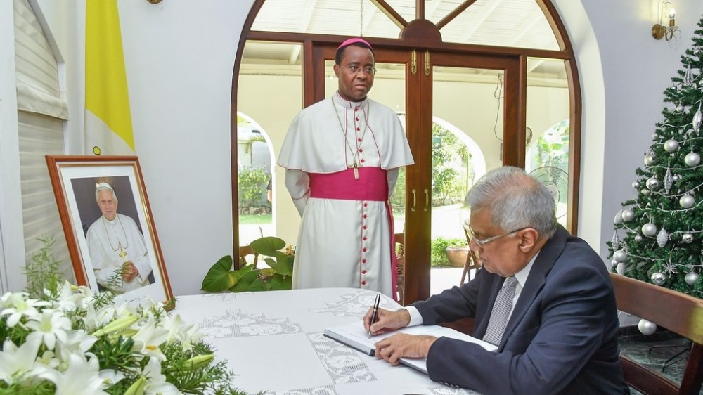 காலம் சென்ற பாப்பாண்டவர் பெனடிக்ட் XVI இன் புகைப்படத்திற்கு அஞ்சலி செலுத்தினார் ஜனாதிபதி