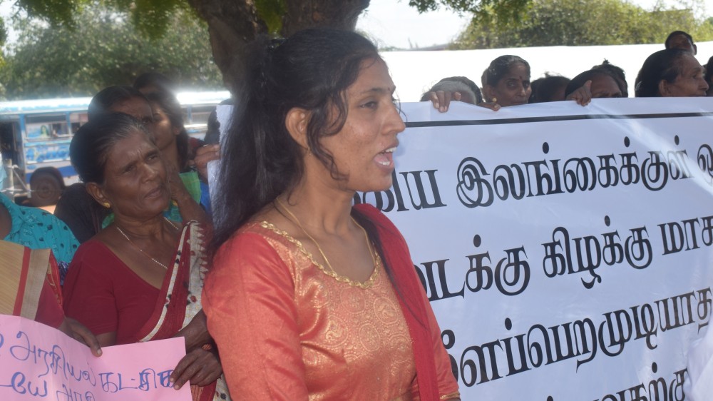 தமிழ் அரசியல்வாதிகள்  ஒருகுடையின்கீழ் செயல்பட வேண்டும்