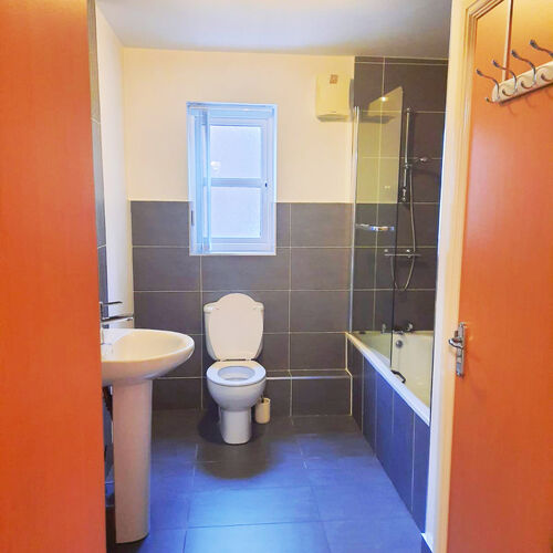 2 BED FLAT FOR RENT