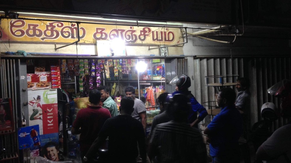 வாழால் வெட்டப்பட்ட கடை உரிமையாளர்