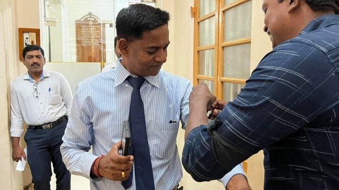 அரசுக்கெதிரான கறுப்பட்டிப் போராட்டம்