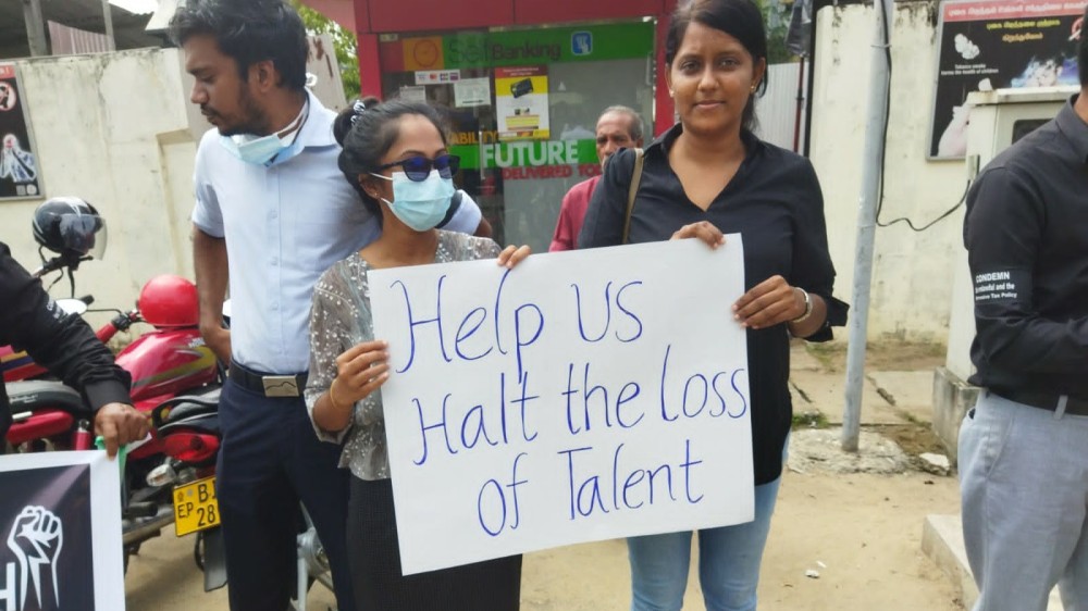 கல்முனையில் பாரிய ஆர்ப்பாட்டம்