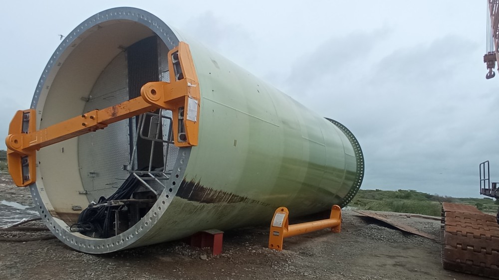 உடைந்து விழுந்தத காற்றாலை மின்சார கோபுரம்