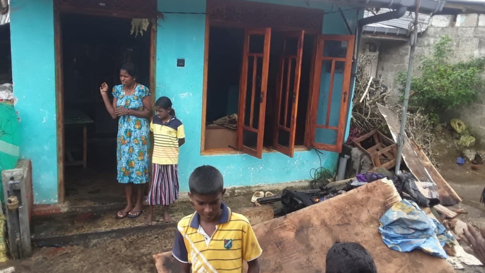 தொடர் குடியிருப்பில் திடீரென ஏற்பட்ட தீ