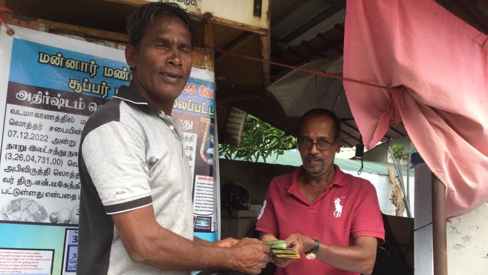 அதிஷ்ட தேவதை மன்னாரில் வலம்வருகிறாள்.