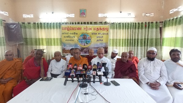 13ஆம் திருத்தத்தை நிறைவேற்றக்கூடாது - மகாநாயக்கர் தேரர்கள்