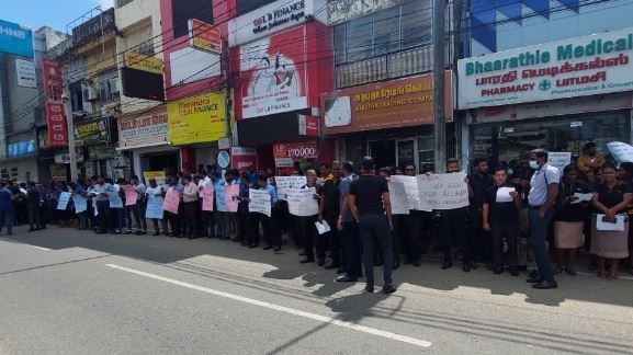 இலங்கை வங்கி ஊழியர்கள் கவனயீர்ப்பு போராட்டம்