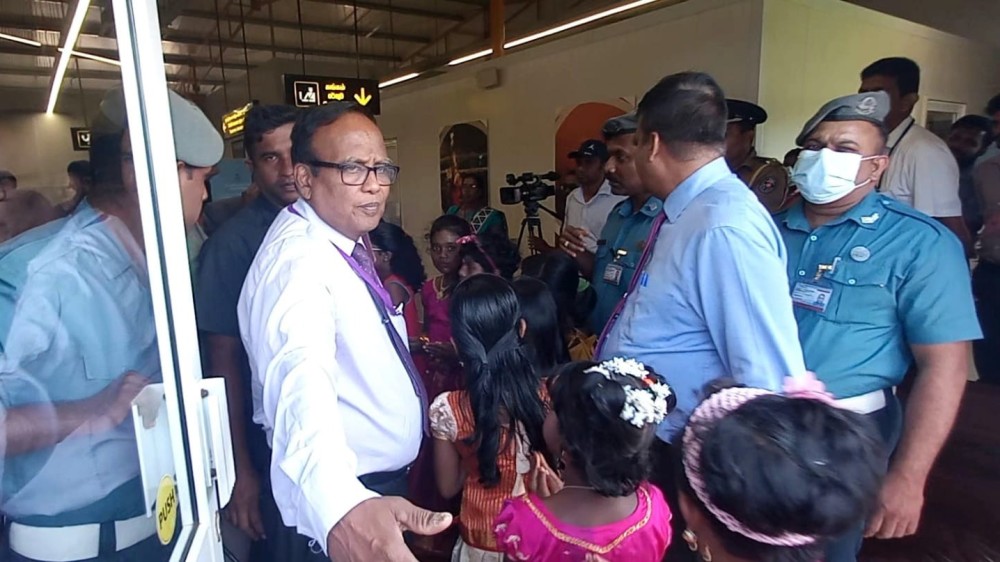 இந்திய அமைச்சரை வரவேற்க வெய்யிலில் காய்ந்த மாணவர்கள்