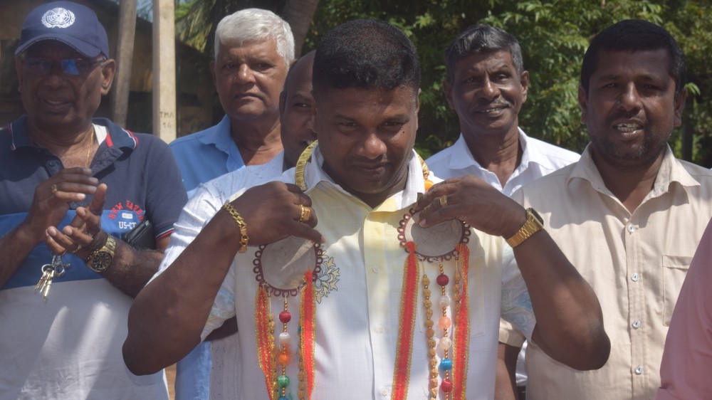 கிராமங்களில் கட்சியென்று மக்களை பிரித்தாளும் அரசியல் கட்சினருக்கு சங்கு ஊதப்படுகின்றது