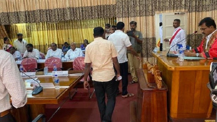 அறிக்கையை கிழித்தெறிந்த்தாலான அமைதியின்மை