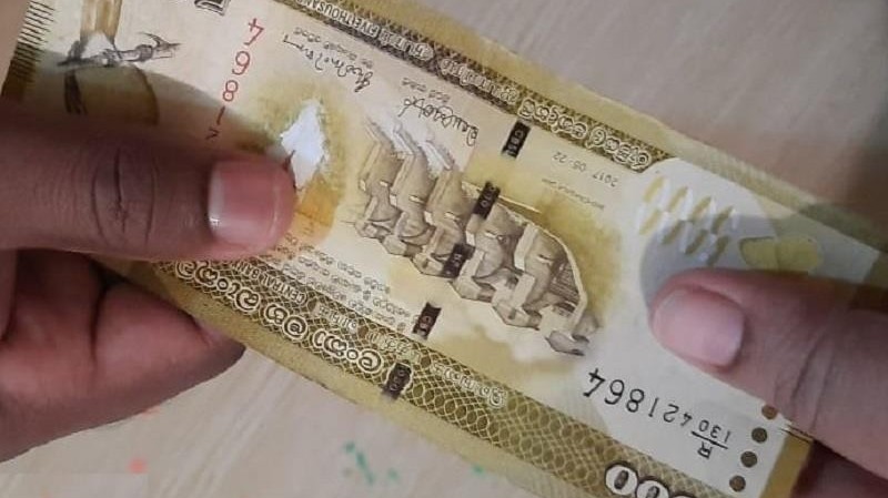 ஐயாயிரம் ரூபா போலி நோட்டுடன் கைதான மாணவன்மாணவன்