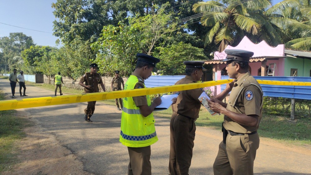 வாள் வெட்டுக்கிலக்காகி ஒருவர் பலி மூவர் படுகாயம்