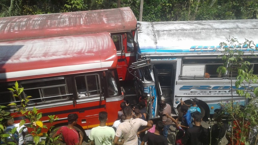 ஹட்டன் பிரதான வீதியில் பேருந்துகள் நேருக்கு நேர் மோதல்