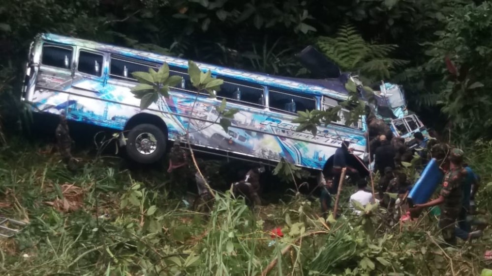 100 அடிப் பள்ளத்தாக்கில் வீழ்ந்த பேருந்து