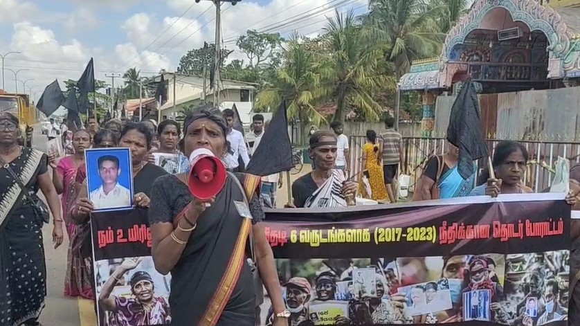 வலிந்து காணாமல் ஆக்கப்பட்டோரின் உறவுகள் ஆர்ப்பாட்டம் ஒன்றை இன்று முன்னெடுத்தன