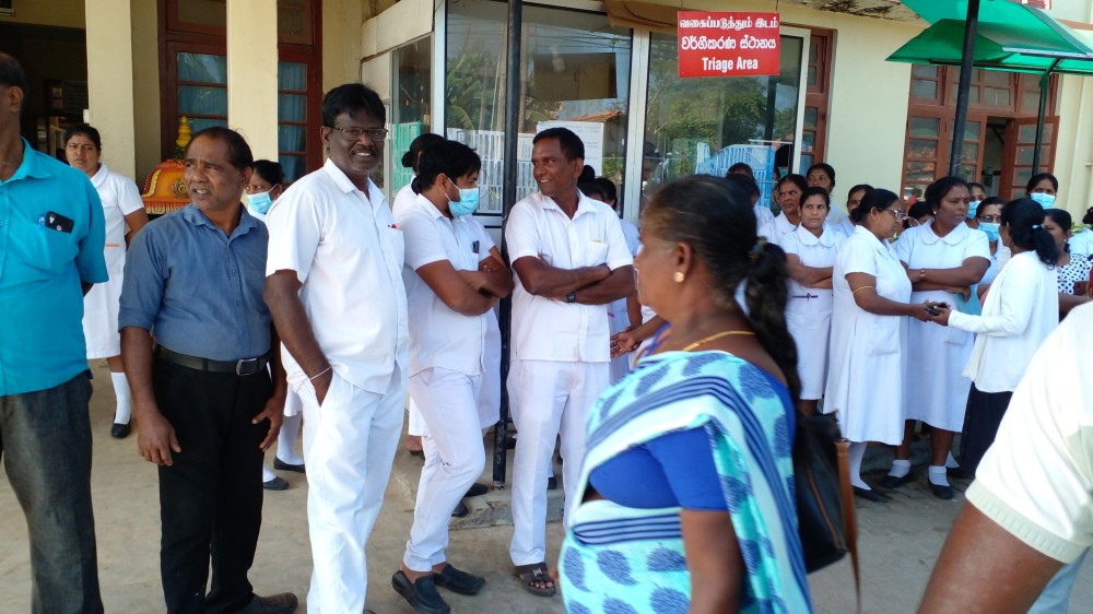 போராட்டத்தில் குதித்த  ஆதார வைத்தியசாலை  கனிஸ்ட சிற்றூழியர்கள்