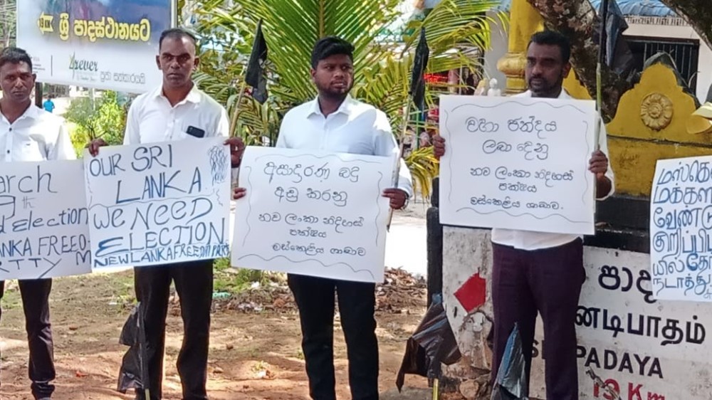 தேர்தலை உடன் நடத்த கோரி அமைதி போராட்டம்