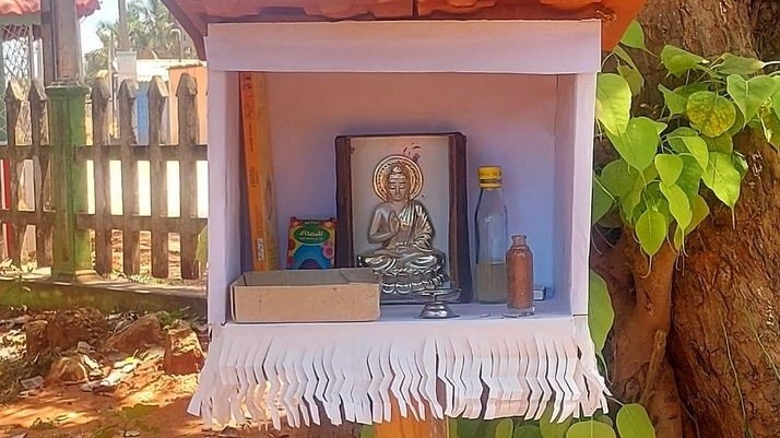 புத்தரையே தலைகுனிய வைக்கும் சமூகம்