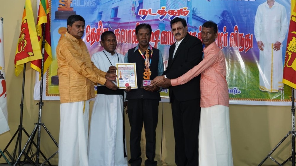 சிரேஷ்ட ஊடகவியலாளர் வாஸ் கூஞ்ஞ தேசிய கலாவிபூஷணம் விருதைப் பெற்றுக் கொண்டார்