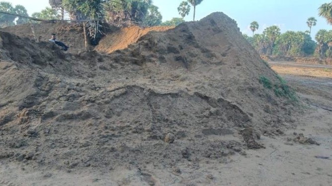 சூனியப் பிரதேசத்தினுள் மணல் கொள்ளையர்