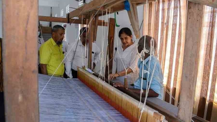 ஆளுநர் விஜயம்