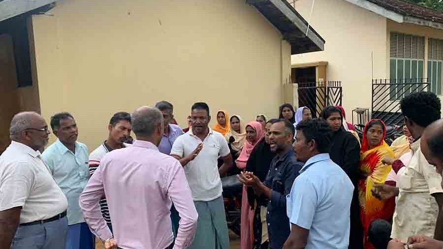 அதிபர்  இடமாற்றறத்தை எதிர்த்து பெற்றோர் போராட்டம்