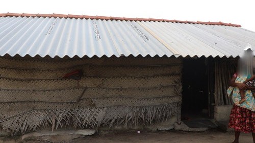 புனருத்தானம் செய்யப்பட்ட குடிசை