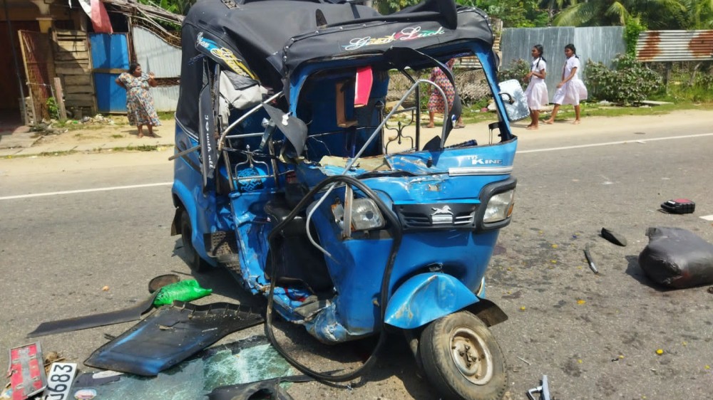 முச்சக்கர வண்டி விபத்தில் பெண் ஒருவர் பலி