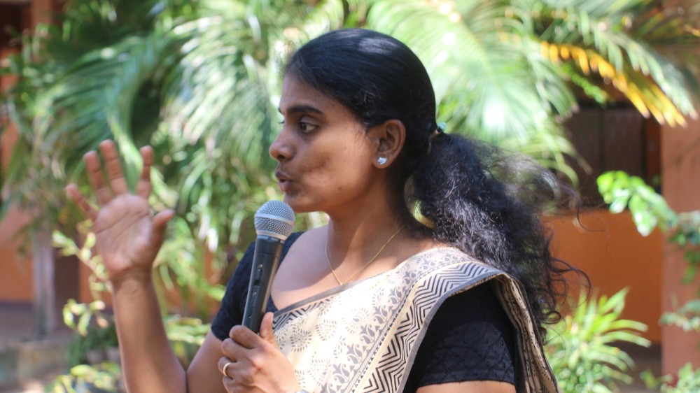 பெண்கள் அலட்சியமாக இருப்பதைத் தவிர்த்தால் புற்றுநோயை தவிர்த்துக் கொள்ளலாம்.