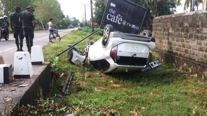 கார் விபத்துக்குள்ளாகியது