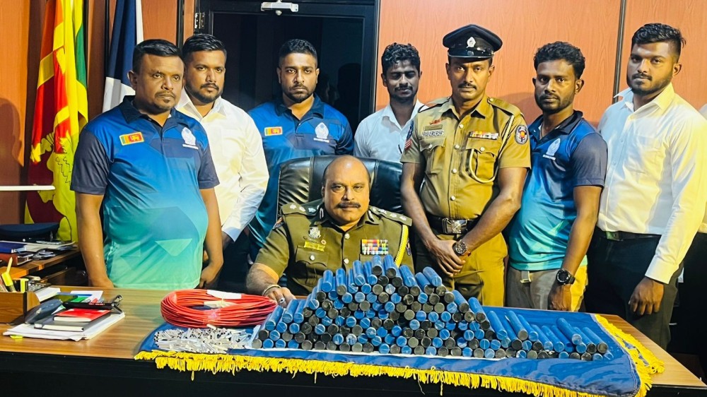 வெடி பொருட்களுடன்  இருவர் பள்ளிமுனையில்  கைது