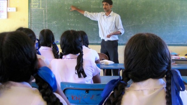 சேமிப்புப் பணம் வழங்க மறுப்பு - அதிகாரத் தோறனையில் அதிகாரியின் அவமதிப்பு