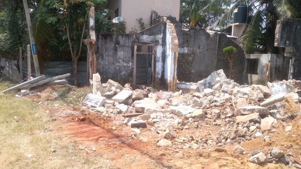 வீடொன்றை இடித்தழித்த மூவர் கைது