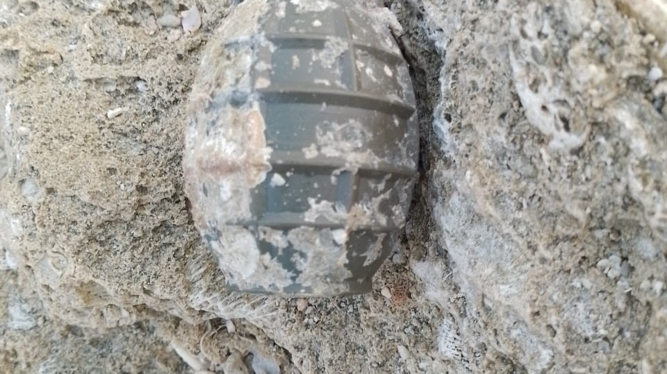 கரையொதுங்கிய கைக்குண்டு