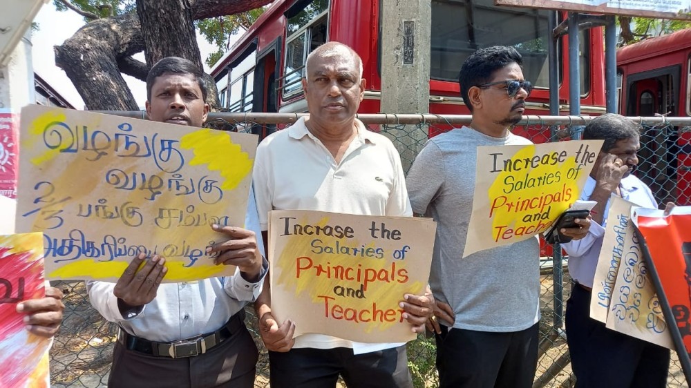 இலங்கை ஆசிரியர் சங்கத்தினர் பாதாதைகள் ஏந்திப் போராட்டம்