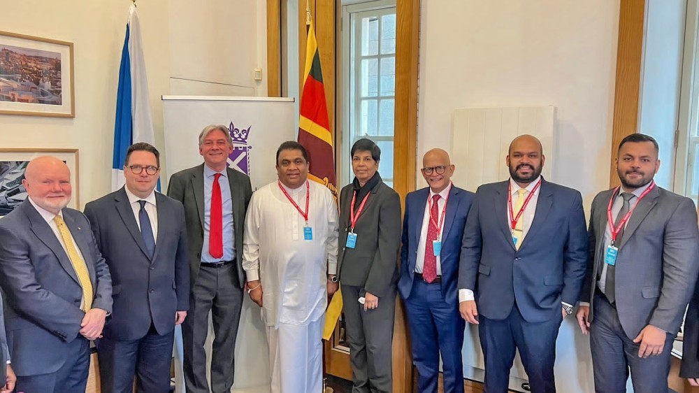 அதிகாரங்கள் பகிரப்பட வேண்டும்