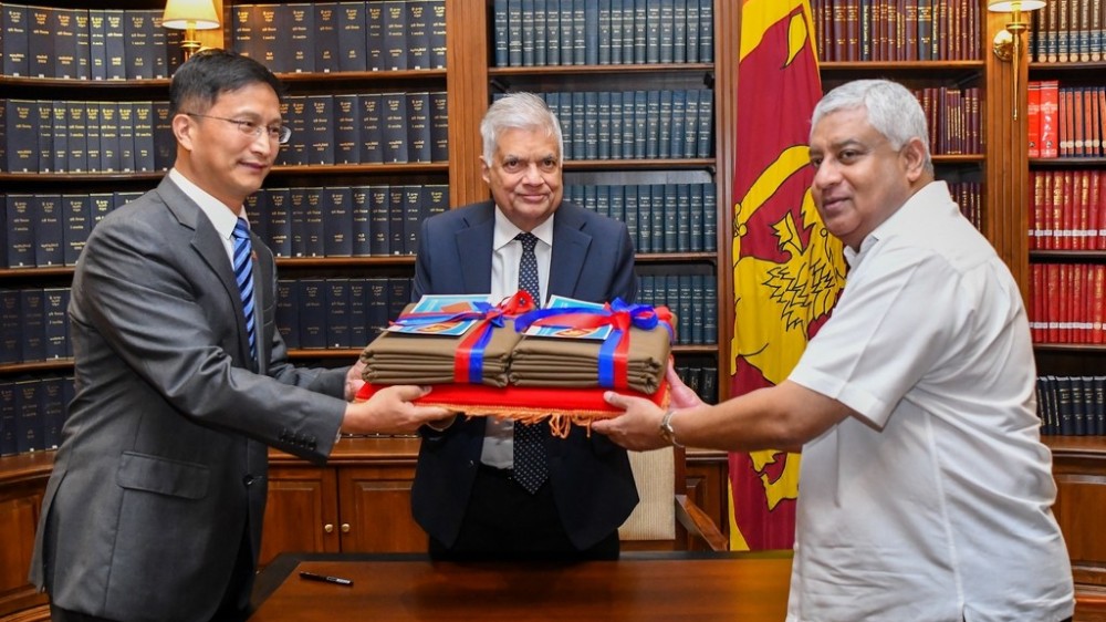 சீருடைத் துணி நன்கொடை